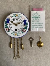 Kleine Wintermantel Miniatur Wanduhr   Modell "Alpen"