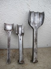 Alte Zahn-Meisel für Sattler & Schuster antik Werkzeug Lot drei Teile mit Patina