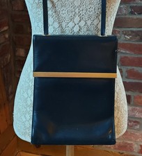 Schwarze Umhänge Handtasche Lederimitat mit Magnetverschluss ca. 17x22x7cm Vegan