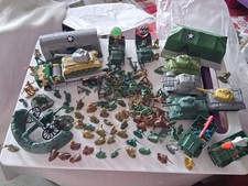 Spielzeug Soldaten Army Panzer Militär Jeeps Miniaturen  Plastik Micro Maschines