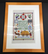 Großes Stickbild 44 x 34 cm Kreuzstich Mustertuch Glas Holzrahmen Handarbeit