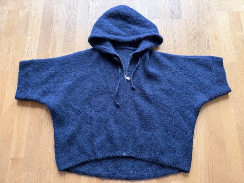 Blaue weite strickjacke mit - blaue,