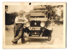 Fotografie Auto, Fahrer lehnt am PKW, Kennzeichen PJ 1229 