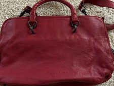 Rote Ledertasche von