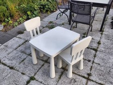 Weißer Kindertisch mit zwei weißen Kinderstühlen in gutem Zustand