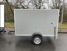 Anhänger 1400 kg Gebremst von Unsinn mit TÜV Kasten mit 2 Türen geschlossen