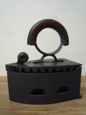 Altes Kohlebügeleisen mit