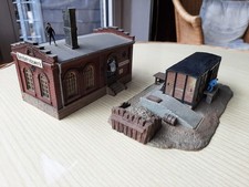 Bahnbetriebswerk-Zubehör: Werkstattgebäude, Geräte-Schuppen mit Prellbock