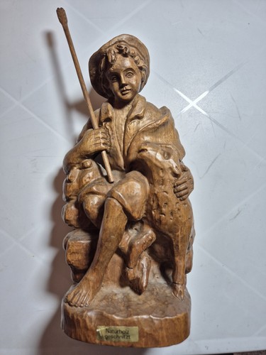 Holzfigur mann mit schaf - holzfigur,