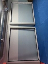 Fenster, Rahmen mit Jalousien