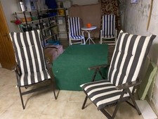 Gartenstühle Kunststoff braun  und 1 Liegestuhl weiß mit Auflagen
