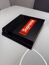 PlayStation 4 in Schwarz