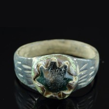 Byzantinischer Bronzering mit dunkelgrünem Glaseinsatz, 10.–12. Jh. n. Chr.