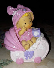 Dekofigur Kunststoff " Baby mit Mütze im Kinderwagen " Höhe ca. 9 cm