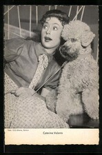 Ansichtskarte Musikerin Caterina Valenta posiert mit einem Pudel 