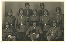 Orig. Foto AK Portrait Polizei Soldaten m. Stahlhelm Fernglas Pistolentasche