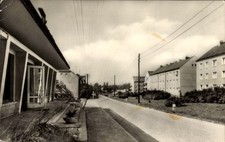 Ak Wiesa Kamenz in der Lausitz, Straße mit Wohngebäuden, verwaiste... - 4752032