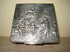 Antike Zigarettendose, versilbert und Stark geprägt, 9,5x9,5x4cm. Wirtshausszene