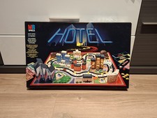 Hotel Spiel mit Laternen