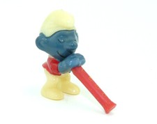 Musikus mit langer Flöte, die gelb bemalt war und der dunkelblau bemalte Schlum