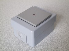 KOPP Kreuzschalter beleuchtbar (Linse rot) AP FR manhattan-staub-grau (IP44) Aus