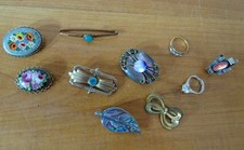 alter Schmuck 7 Broschen Einlegearbeiten Emailmalerei & 3 Fingerringe 1930-1970