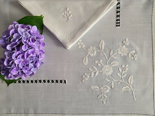 Tischdecke handbestickt