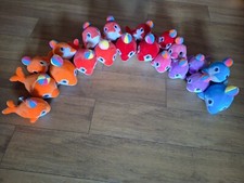 Kuscheltier Plüsch Delfine mit Ball bunt im Set oder Einzeln