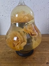 Vintage Flüssigkeits-Deko-Objekt mit Kunstblumen – Rarität im Tropfen-Design 