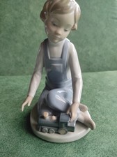 Lladro Porzellan Figur Junge sitzend mit Eisenbahn, ungebraucht neuwertig