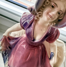 Katzhütte Hertwig Co,Biedermeier Frau,Figur in Kombination mit Vase,signiert.B78