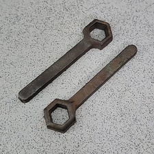 2x Gusseisen Bettschlüssel