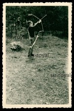 Junge im Indianer Kostüm mit