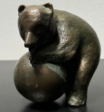Bronze, Figur, Bär mit Kugel