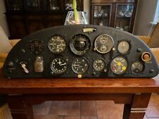 INSTRUMENTENBRETT EINER ZLIN 526 AFS MIT BETRIEBSHANDBUCH