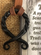 Nordischer Wikinger Schutz Troll Kreuz Kunstleder Anhänger Karte und Tasche enthalten