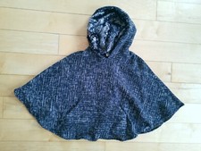 Cape Überwurf von artesari Schwarz-weiß mit Kapuze Und Eingriffstasche 