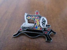 Pin mit Nähmaschine Clotilde Toy 3 Sewing Machine Enameled