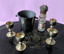 Vier Gläser aus Metall, alte