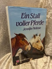 Ein Stall voller Pferde