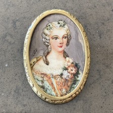 Schöne kleine Brosche ovaler