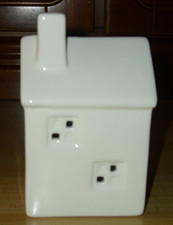 weißes Deko Haus beleuchtet 9 x 14 x 7 cm mit Batterien Keramik glasiert