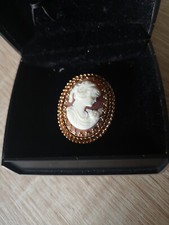 1 camee brosche-gemme + 1  brosche emailiert