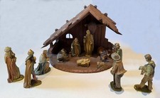 Krippe mit Figuren und Stall Vintage