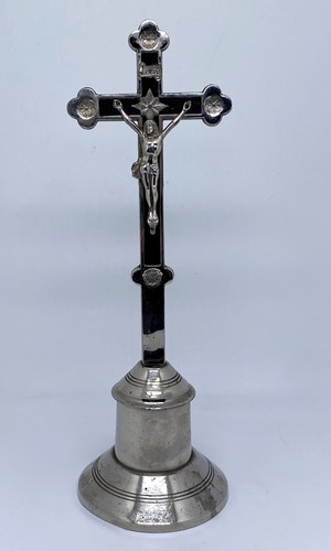 Jesuskreuz schwarz hinterlegt