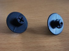 2x Arretierknopf im Teppich