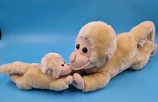 Affe Gibbon Mama mit Baby Beige Küssend Plüschtier Kuscheltier Paul Hamburg 