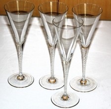 17: VIER SEKTKELCHE DER