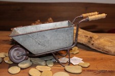 Schubkarre zum Bepflanzen