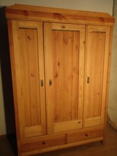 zweitüriger Kleiderschrank